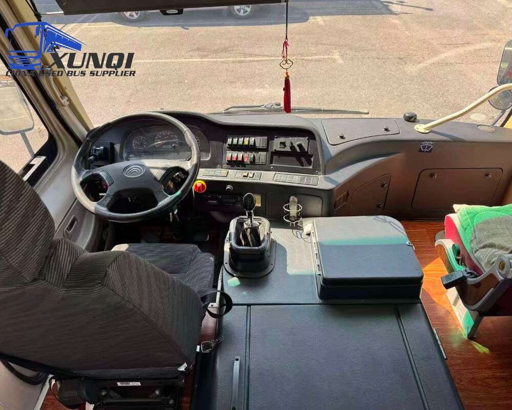 Used Yutong bus ZK6729 26 Seats 2014 Year 7 Seters long China bus Fukuda Cummins 4-cylinder diesel engine