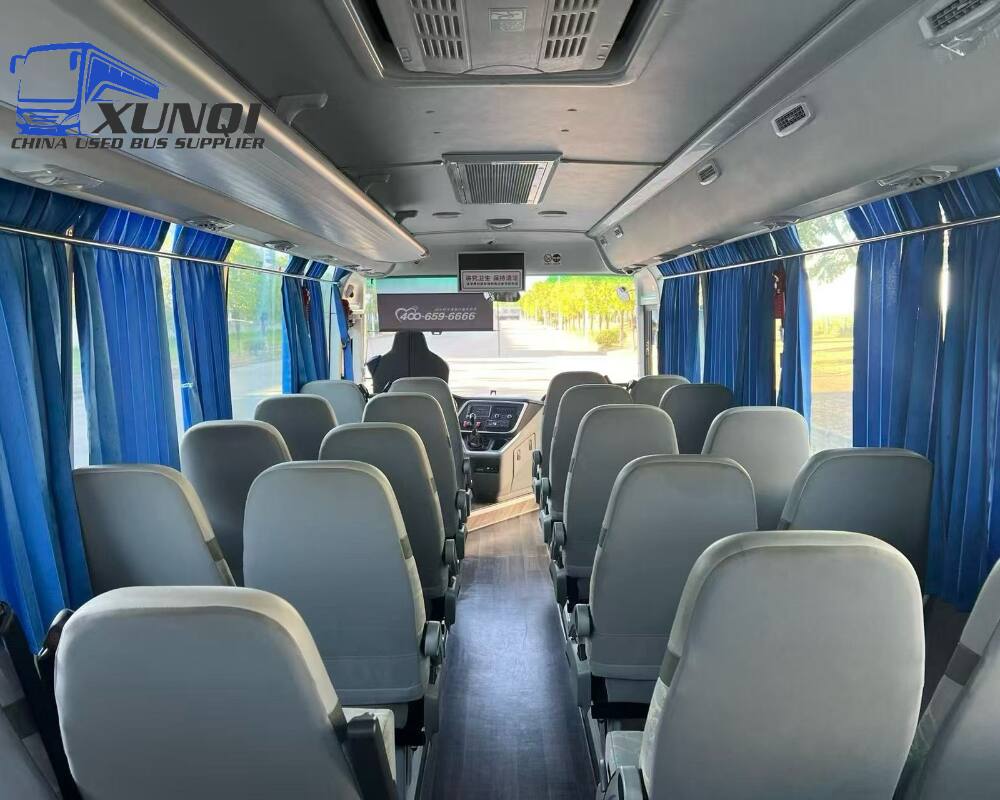 Used Yutong bus ZK6750 30 Seats 2021 Year 7 Seters long China bus yuchai 4-cylinder diesel engine